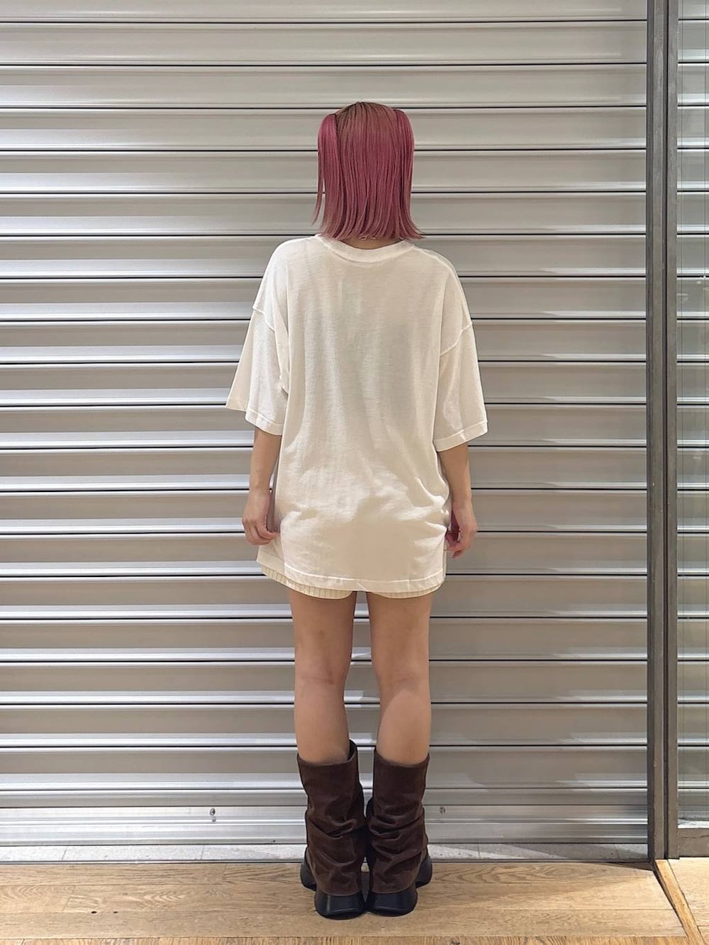 ブラウン系のサンダル、ホワイト系のTシャツ/カットソー、ホワイト系のその他パンツを着用したレディースの夏コーディネートの2枚目の写真