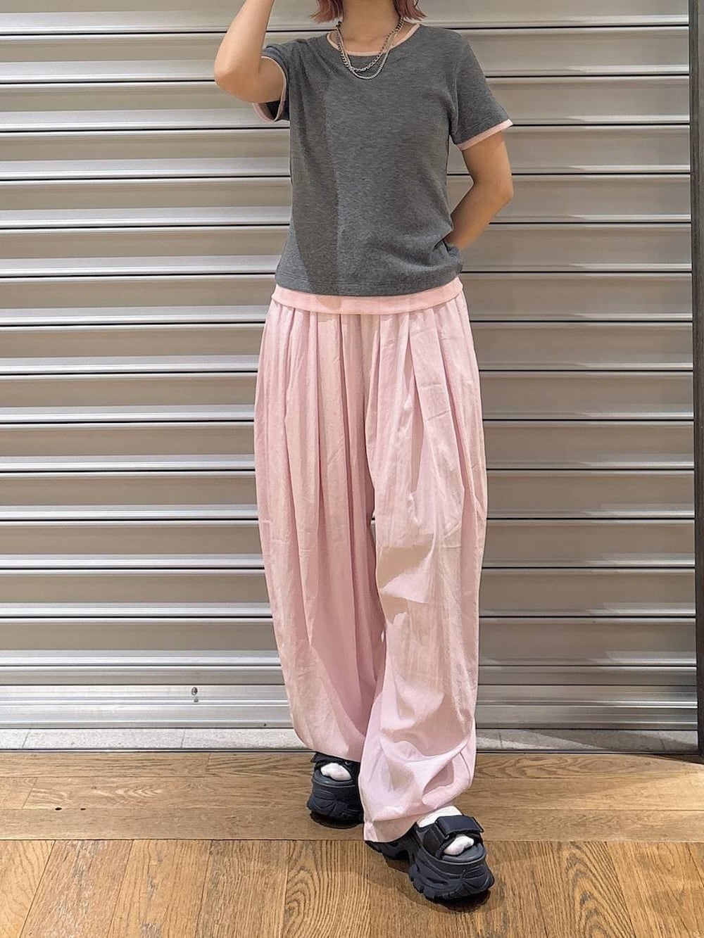 グレー系のサンダル、ピンク系のカーゴパンツ、グレー系のTシャツ/カットソーを着用したレディースの春コーディネートの2枚目の写真