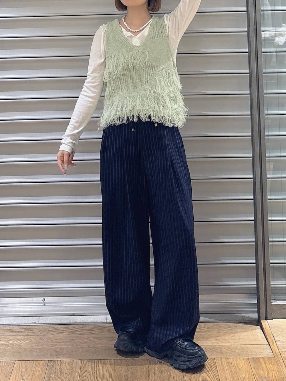 ホワイト系のTシャツ/カットソー、ブラック系のローファー、ブルー系のスラックスを着用したレディースの春コーディネートの2枚目の写真