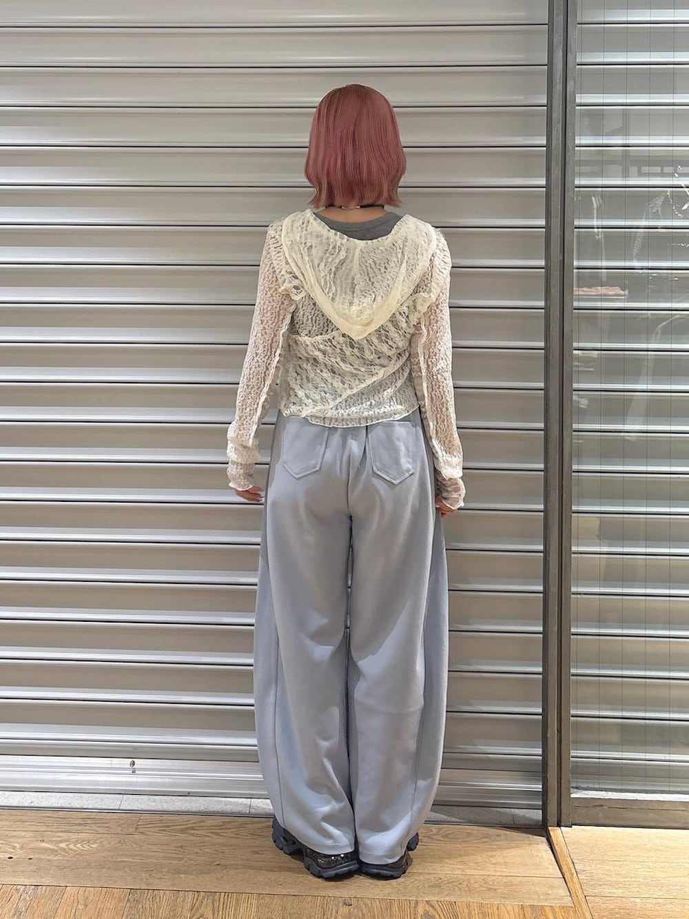グレー系のタンクトップ、ホワイト系のパーカー、グレー系のサンダルを着用したレディースの春コーディネートの3枚目の写真