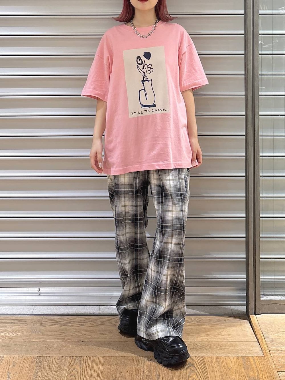 ピンク系のTシャツ/カットソー、ブラック系のその他パンツ、ブラック系のローファーを着用したレディースの夏コーディネートの2枚目の写真