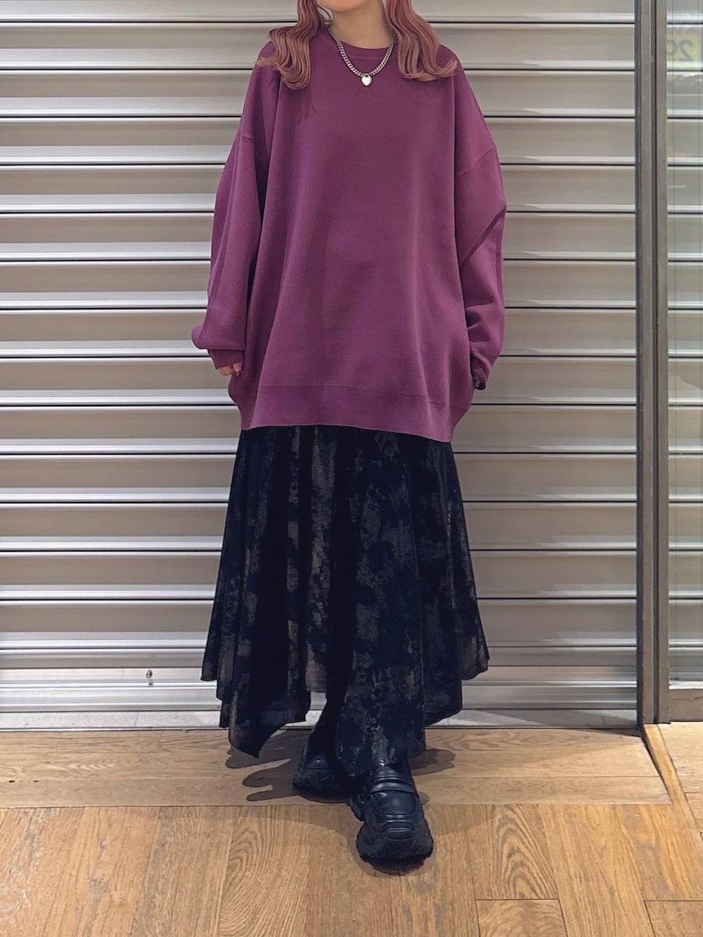 パープル系のニット/セーター、ブラック系のローファー、ブラック系のスカートを着用したレディースの秋コーディネートの2枚目の写真