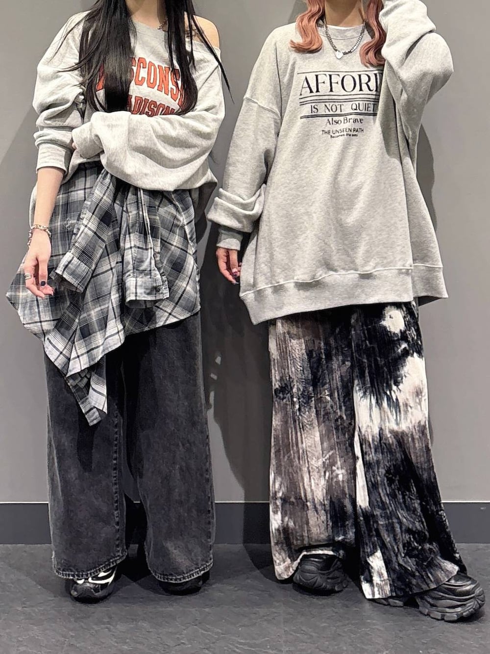 ベージュ系のスウェット、ブラック系のローファー、グレー系のその他パンツを着用したレディースの秋コーディネートの2枚目の写真