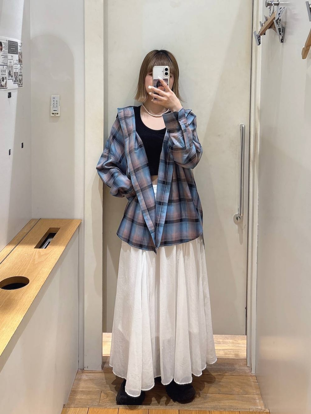 ブルー系のシャツ/ブラウス、ブラック系のタンクトップ、ブラック系のローファーを着用したレディースの春コーディネートの3枚目の写真