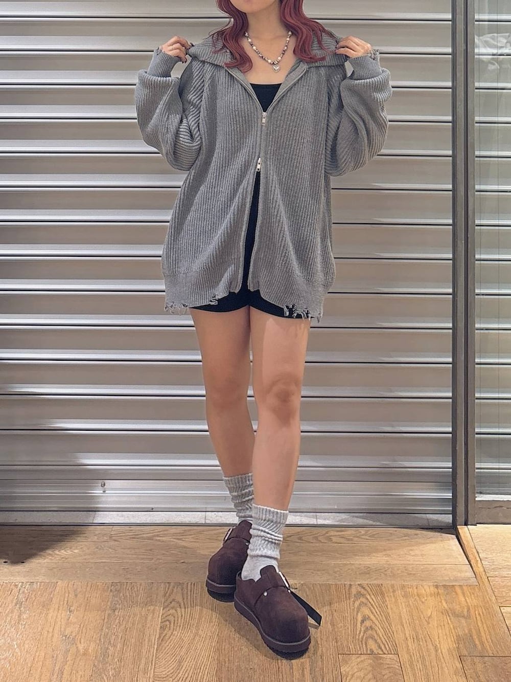 ブラウン系のその他シューズ、ブラック系のその他パンツ、グレー系のパーカーを着用したレディースの秋コーディネートの2枚目の写真