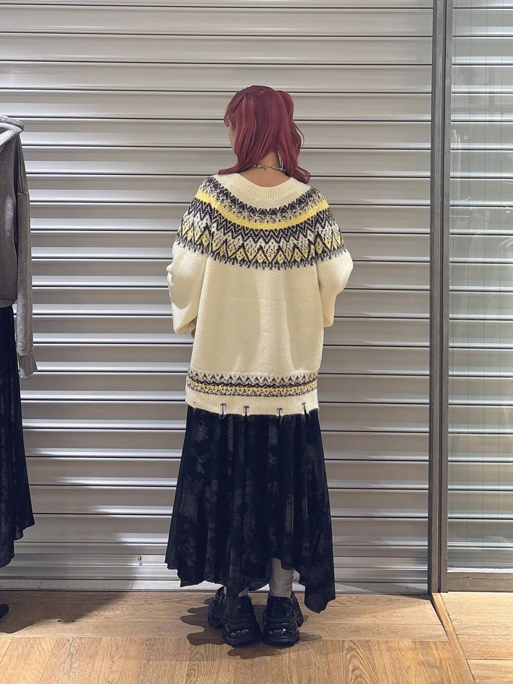 ブラック系のローファー、ベージュ系のTシャツ/カットソー、ブラック系のスカートを着用したレディースの秋コーディネートの3枚目の写真