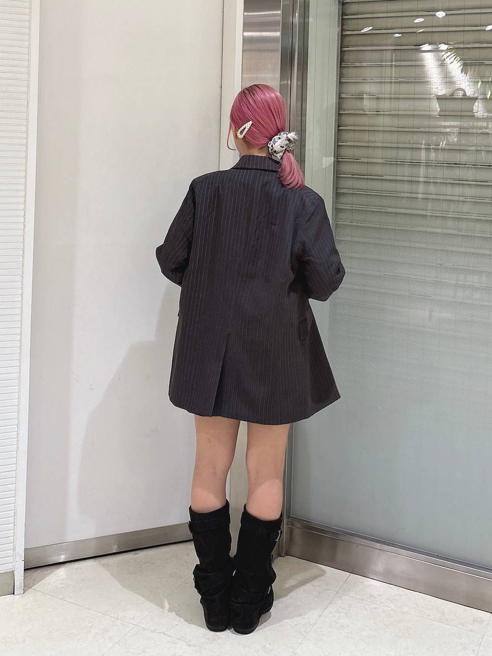 ブラック系のブーツ、ブラック系のその他パンツを着用したレディースの秋コーディネートの3枚目の写真