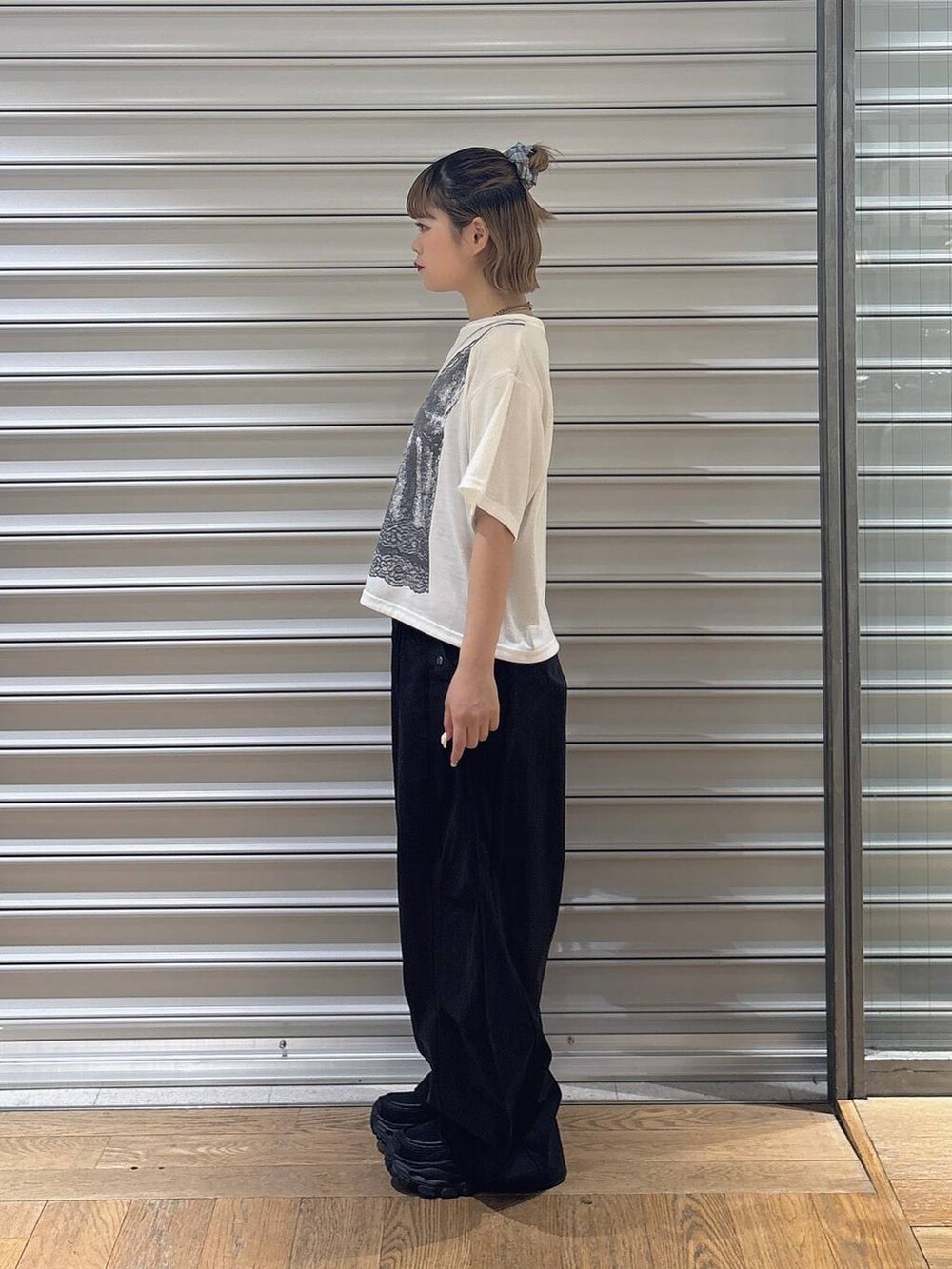 ブラック系のローファー、ブラック系のその他パンツ、ホワイト系のTシャツ/カットソーを着用したレディースの春コーディネートの2枚目の写真