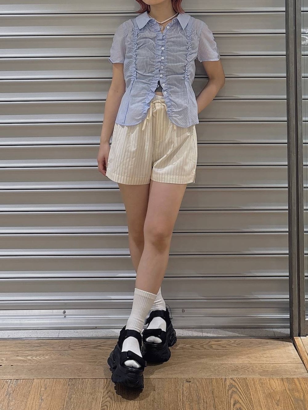 ブラック系のサンダル、ホワイト系のその他パンツ、ブルー系のシャツ/ブラウスを着用したレディースの春コーディネートの2枚目の写真