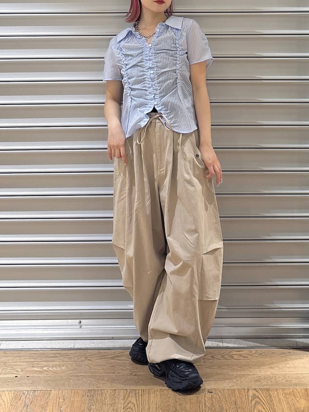 ブラック系のローファー、ベージュ系のその他パンツ、ブルー系のシャツ/ブラウスを着用したレディースの夏コーディネートの2枚目の写真