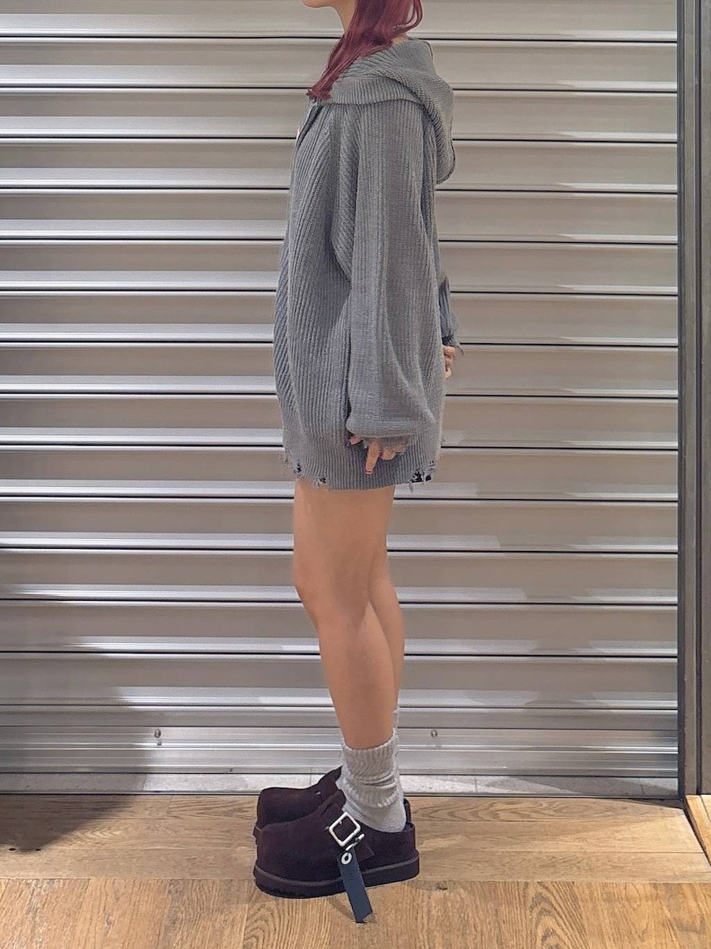 ブラウン系のその他シューズ、ブラック系のその他パンツ、グレー系のパーカーを着用したレディースの秋コーディネートの3枚目の写真