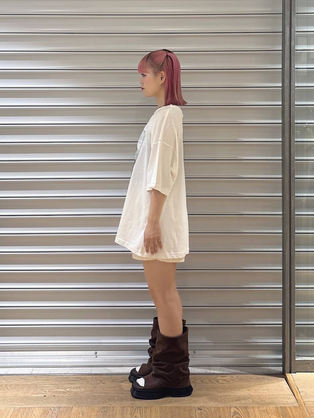 ブラウン系のサンダル、ホワイト系のTシャツ/カットソー、ホワイト系のその他パンツを着用したレディースの夏コーディネートの3枚目の写真