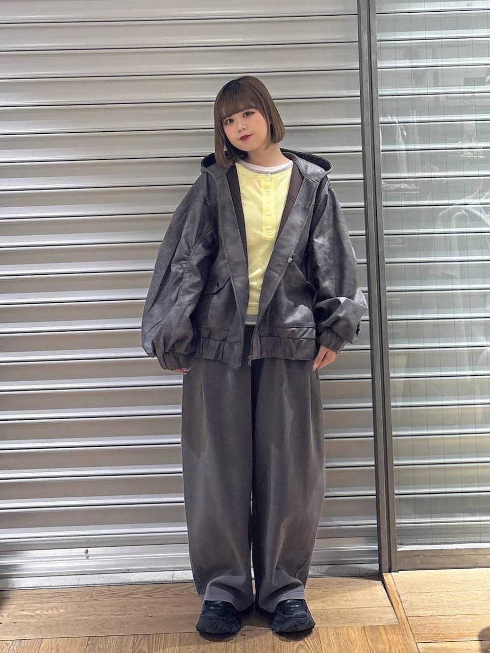 ブラック系のローファー、グレー系のブルゾン、グレー系のスウェットパンツを着用したレディースの春コーディネートの3枚目の写真