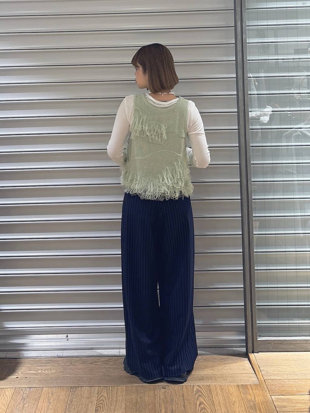 ホワイト系のTシャツ/カットソー、ブラック系のローファー、ブルー系のスラックスを着用したレディースの春コーディネートの3枚目の写真