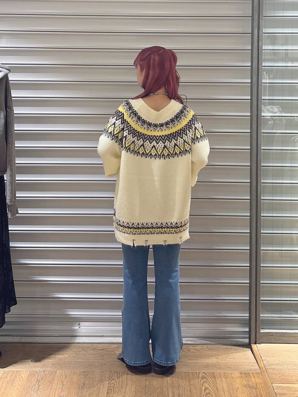 ブラウン系のその他シューズ、ベージュ系のTシャツ/カットソー、ブルー系のデニムパンツを着用したレディースの秋コーディネートの3枚目の写真