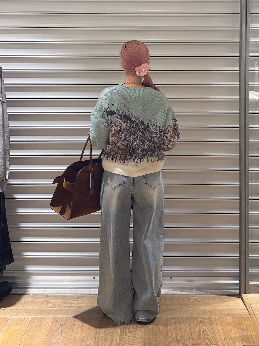 ブルー系のデニムパンツ、ブラック系のローファー、ブラウン系のショルダーバッグを着用したレディースの秋コーディネートの3枚目の写真