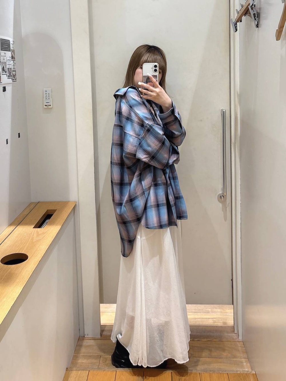 ブルー系のシャツ/ブラウス、ブラック系のタンクトップ、ブラック系のローファーを着用したレディースの春コーディネートの2枚目の写真