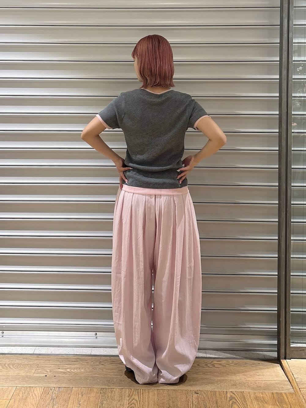 グレー系のサンダル、ピンク系のカーゴパンツ、グレー系のTシャツ/カットソーを着用したレディースの春コーディネートの3枚目の写真