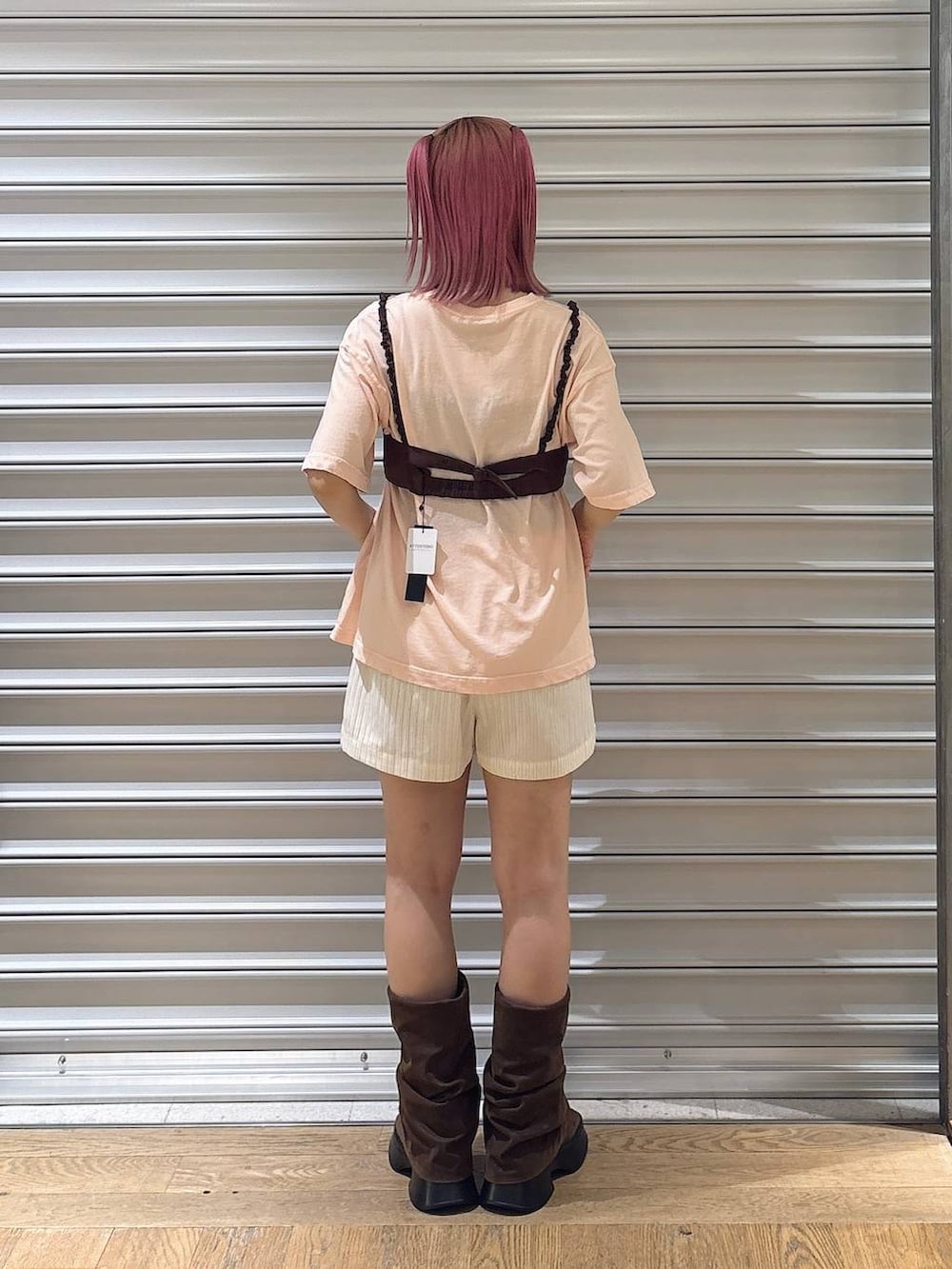 ブラウン系のキャミソール、オレンジ系のTシャツ/カットソー、ブラウン系のサンダルを着用したレディースの夏コーディネートの3枚目の写真
