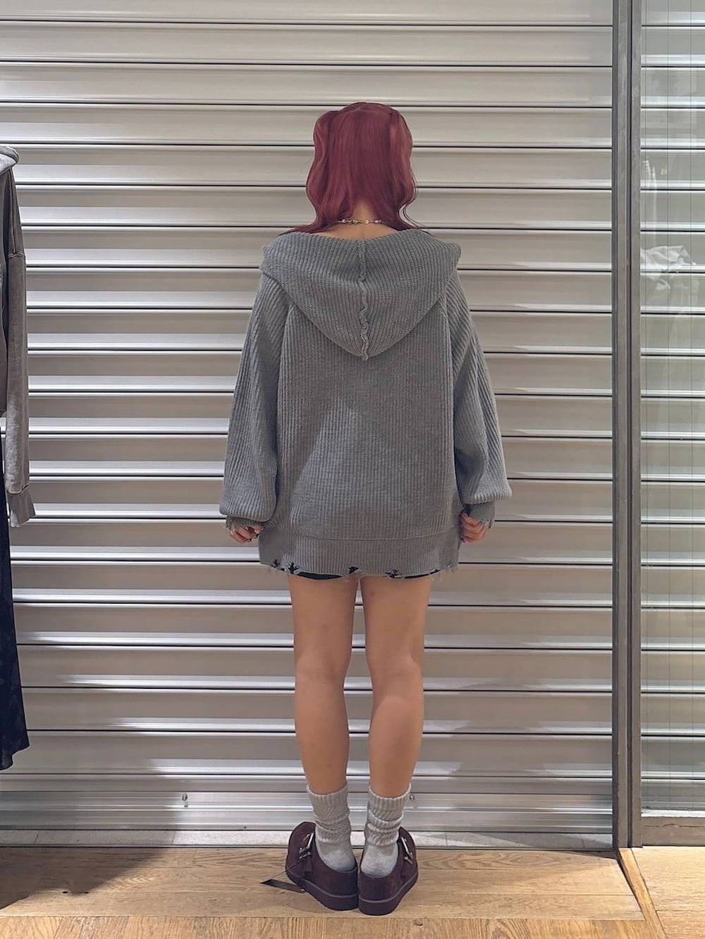 ブラウン系のその他シューズ、ブラック系のその他パンツ、グレー系のパーカーを着用したレディースの秋コーディネートの4枚目の写真