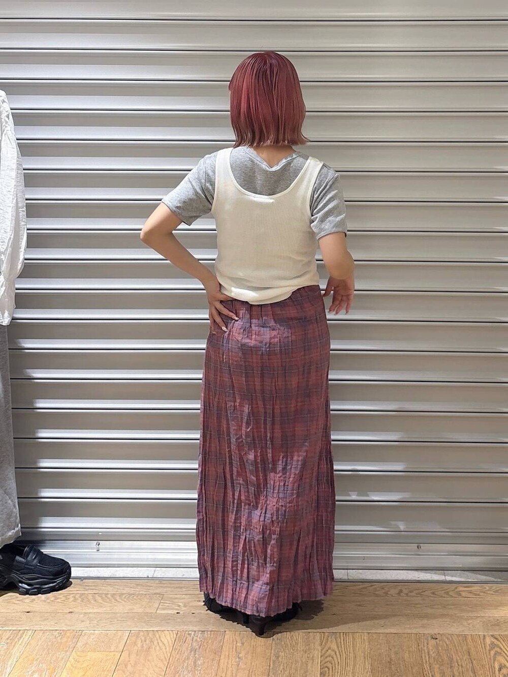 ブラック系のパンプス、ホワイト系のタンクトップ、グレー系のTシャツ/カットソーを着用したレディースの春コーディネートの3枚目の写真