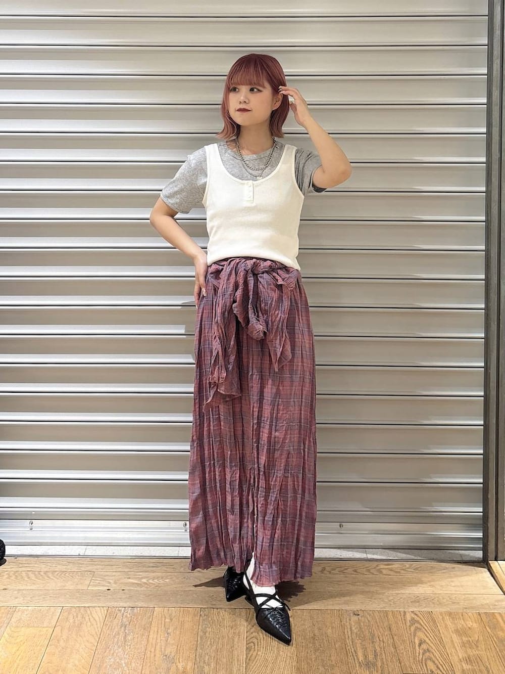 ブラック系のパンプス、ホワイト系のタンクトップ、グレー系のTシャツ/カットソーを着用したレディースの春コーディネートの2枚目の写真