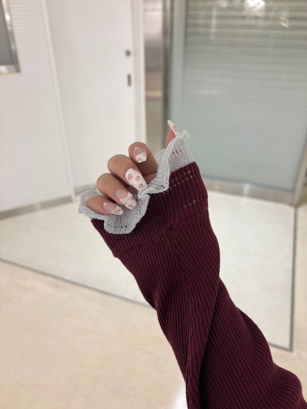 レッド系のカーディガン/ボレロ、ブラック系のローファー、ブラック系のボストンバッグを着用したレディースの秋コーディネートの4枚目の写真