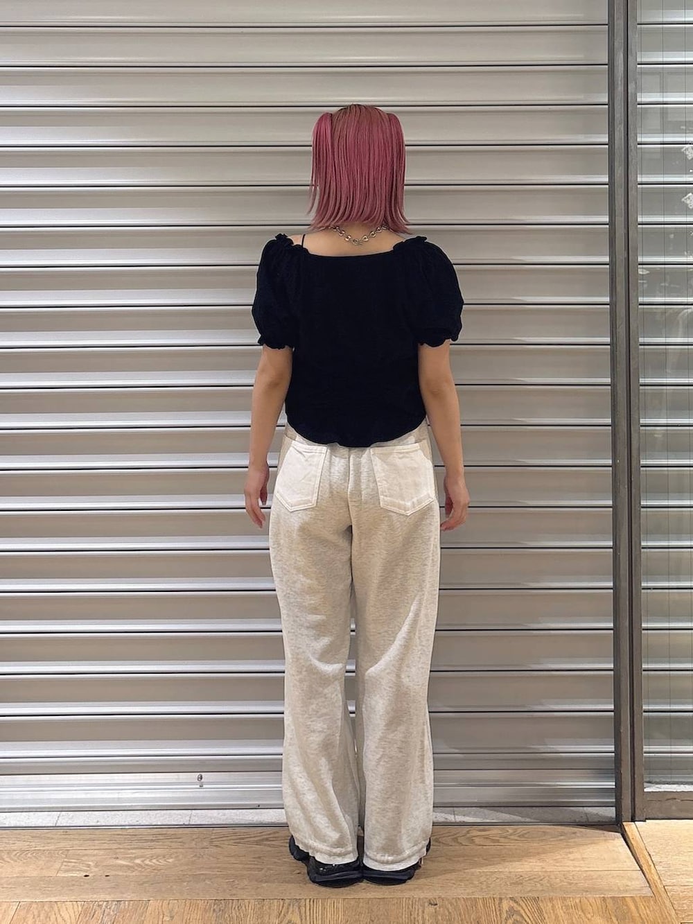ブラック系のシャツ/ブラウス、ブラック系のローファー、ホワイト系のデニムパンツを着用したレディースの夏コーディネートの3枚目の写真