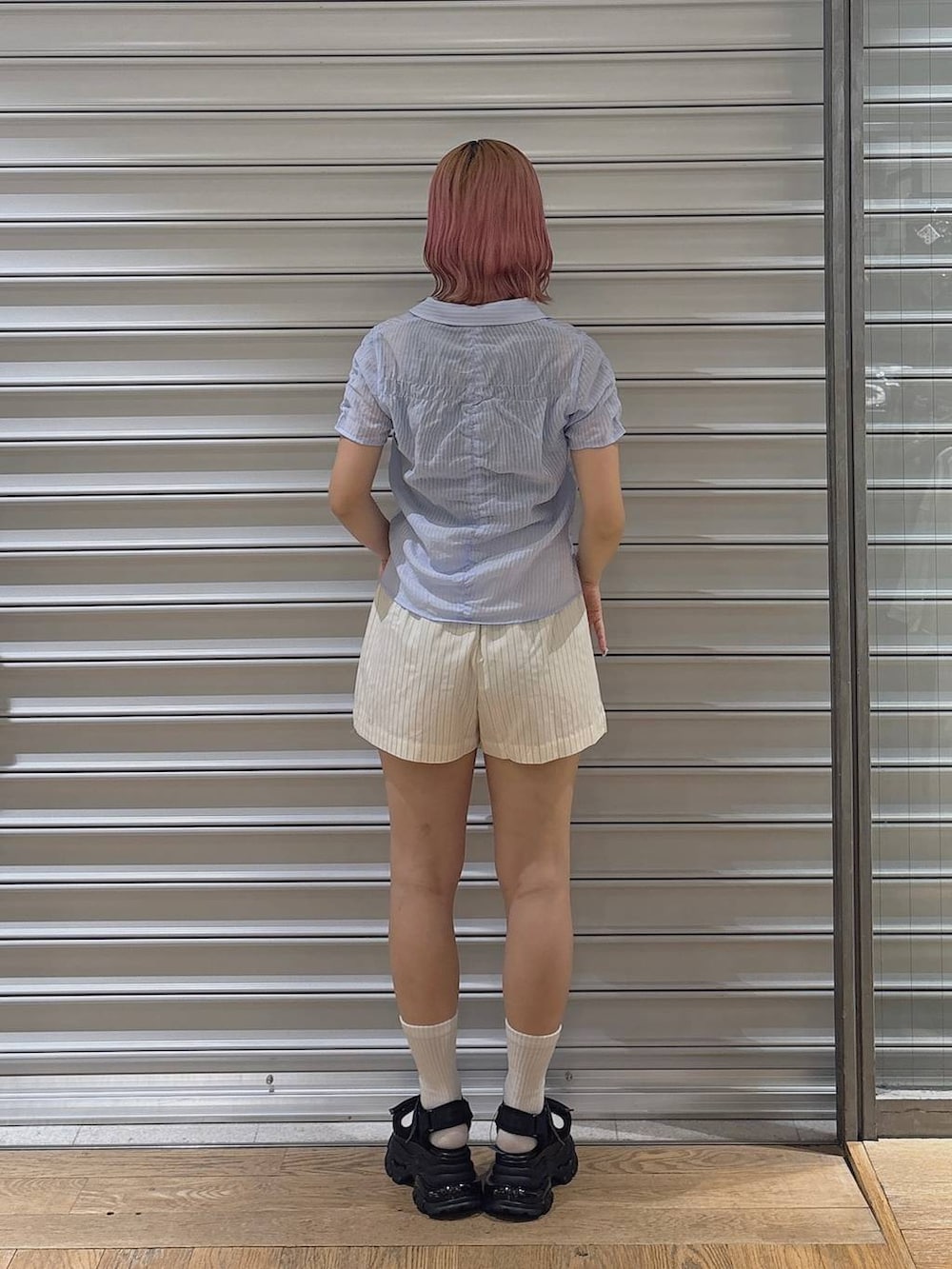 ブラック系のサンダル、ホワイト系のその他パンツ、ブルー系のシャツ/ブラウスを着用したレディースの春コーディネートの3枚目の写真