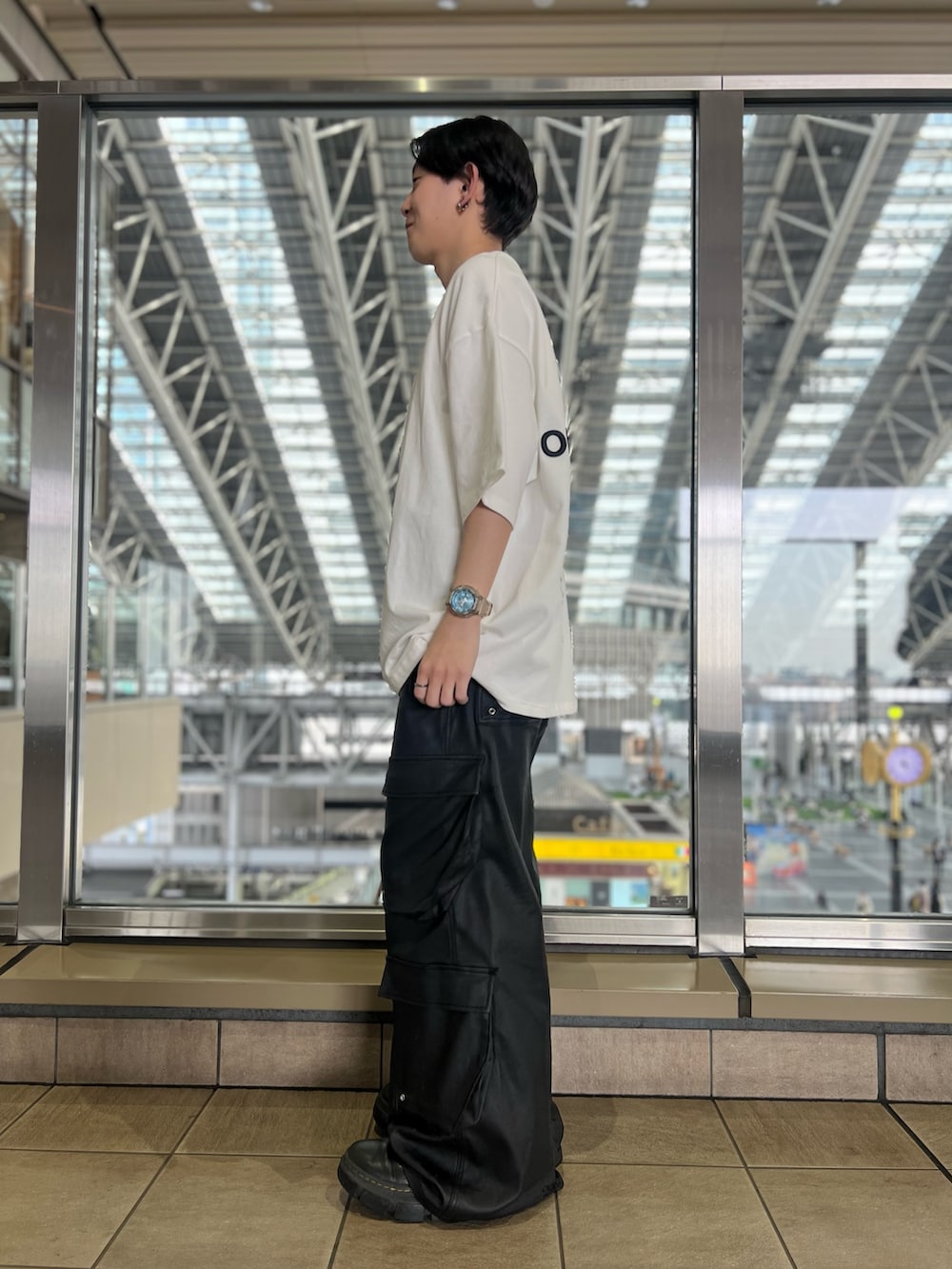 ホワイト系のTシャツ/カットソーを着用したメンズの春コーディネートの2枚目の写真