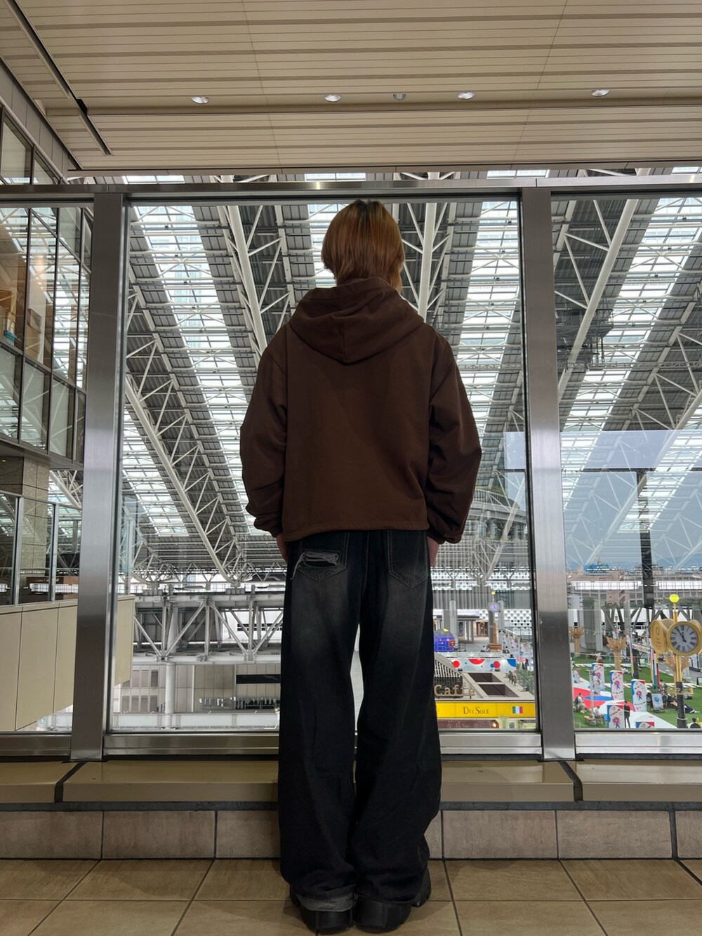 ブラウン系のパーカーを着用したメンズの秋コーディネートの3枚目の写真