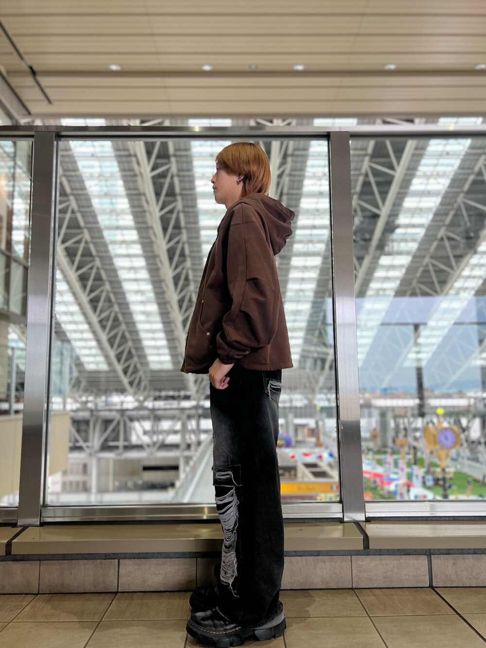 ブラウン系のパーカーを着用したメンズの秋コーディネートの2枚目の写真