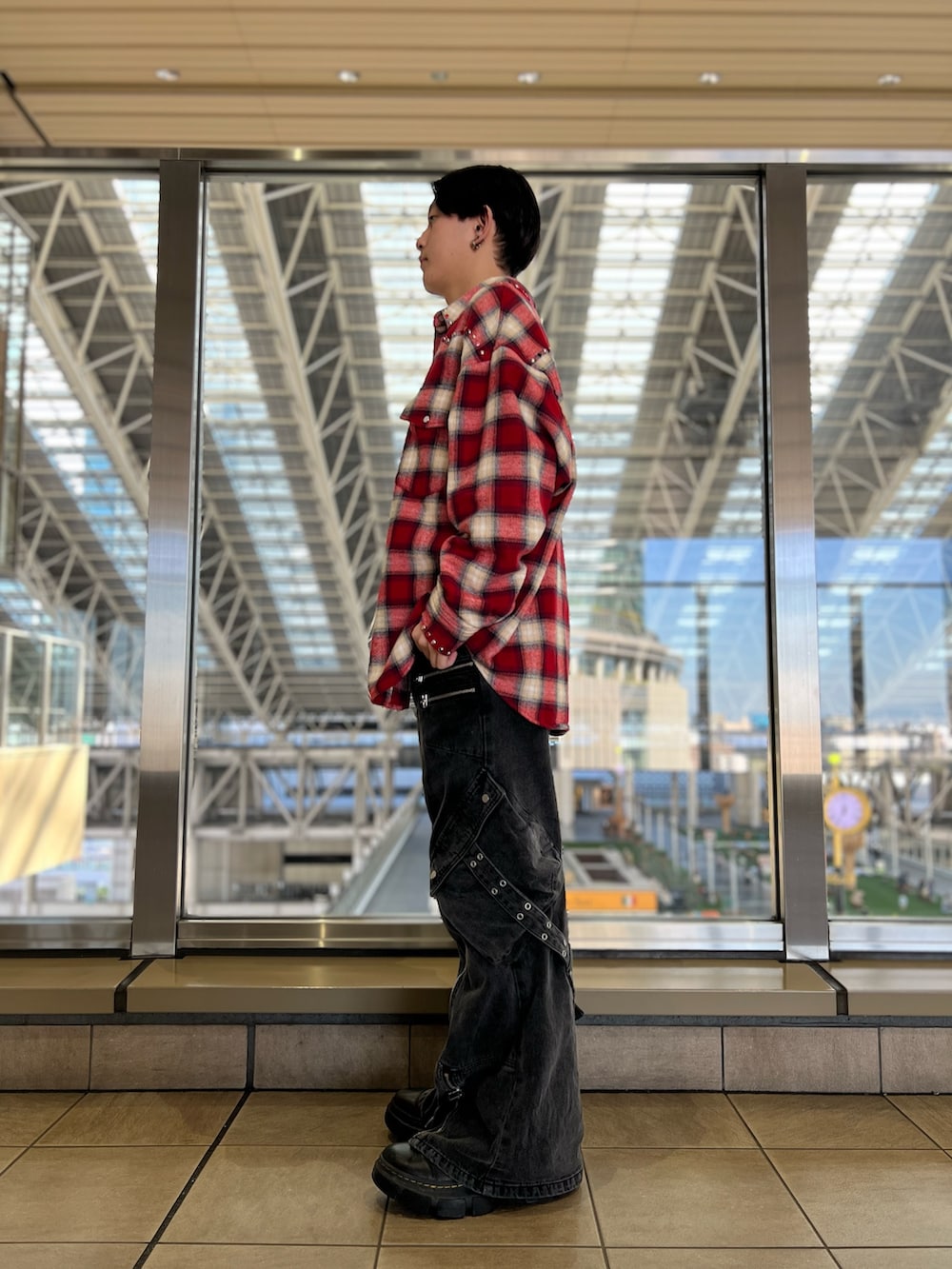 レッド系のシャツ/ブラウス、グレー系のカーゴパンツを着用したメンズの秋コーディネートの2枚目の写真