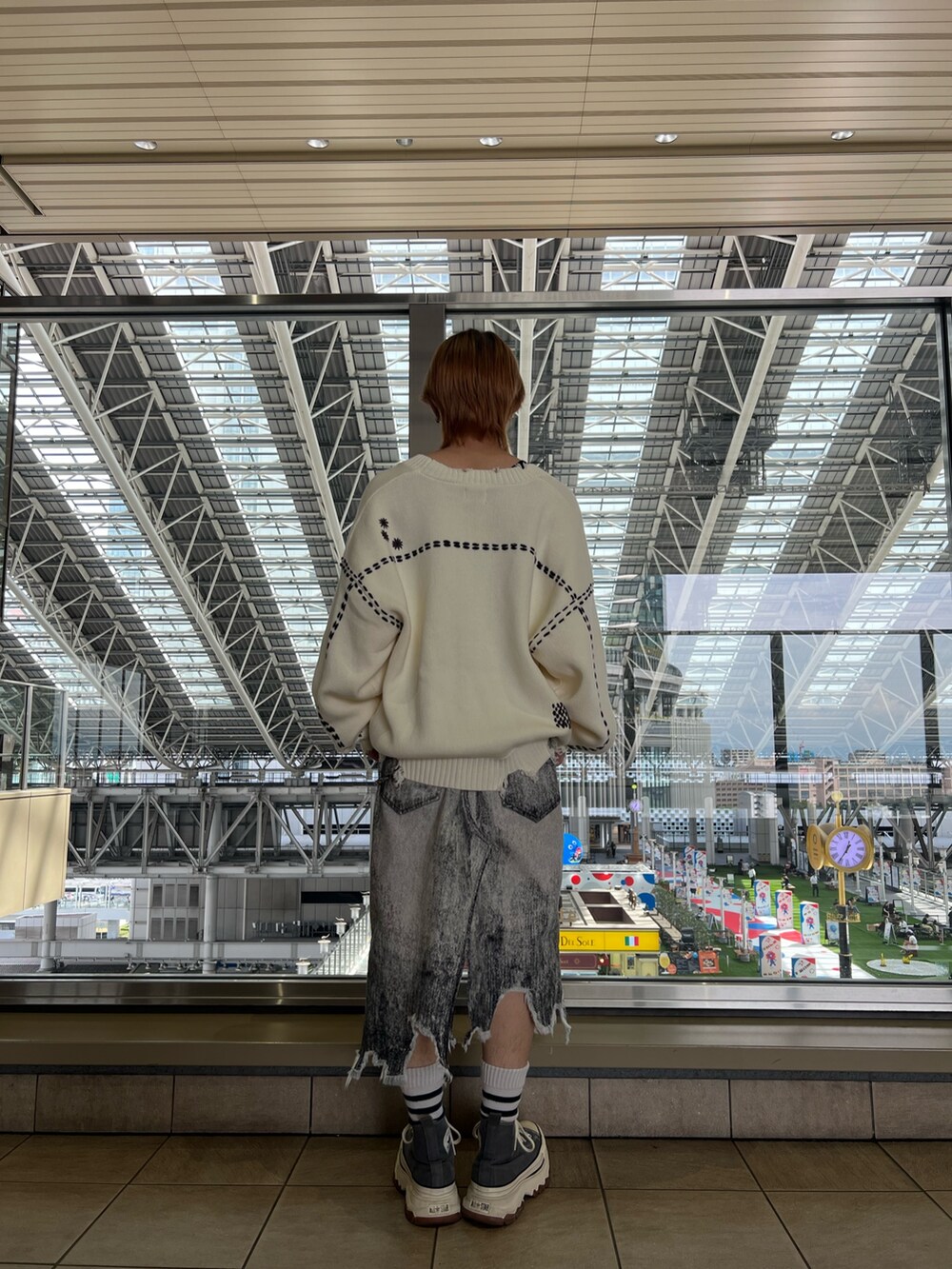 ブラック系のカーディガン/ボレロを着用したメンズの秋コーディネートの3枚目の写真