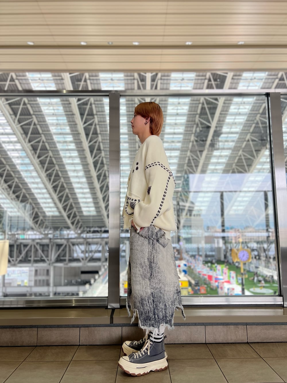 ブラック系のカーディガン/ボレロを着用したメンズの秋コーディネートの2枚目の写真