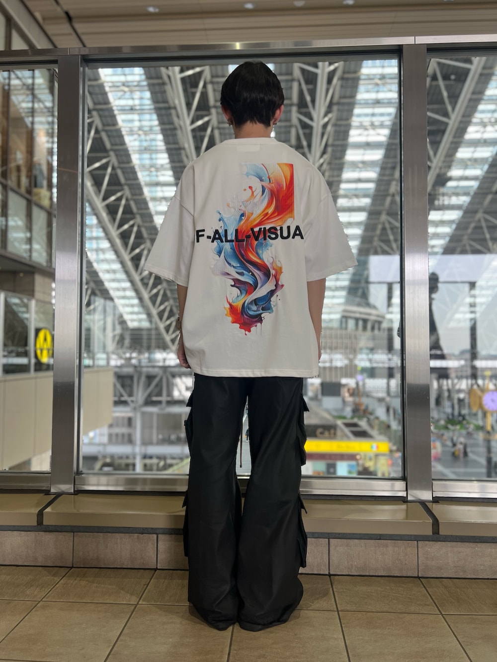 ホワイト系のTシャツ/カットソーを着用したメンズの春コーディネートの3枚目の写真