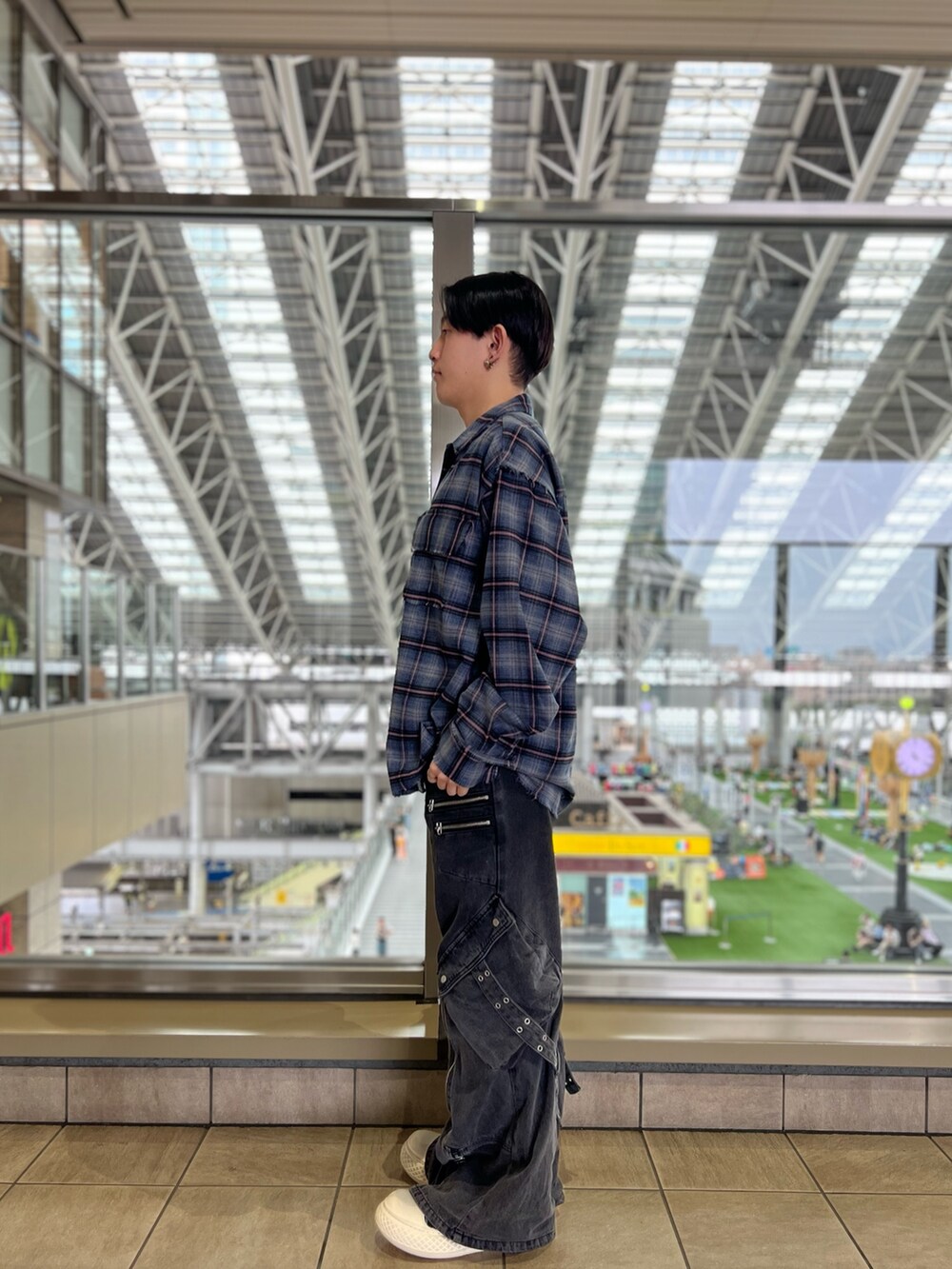 ブルー系のシャツ/ブラウス、グレー系のカーゴパンツを着用したメンズの秋コーディネートの2枚目の写真