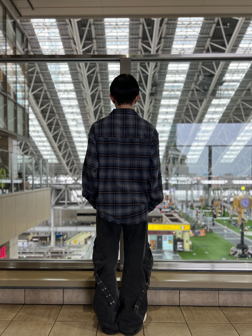 ブルー系のシャツ/ブラウス、グレー系のカーゴパンツを着用したメンズの秋コーディネートの3枚目の写真