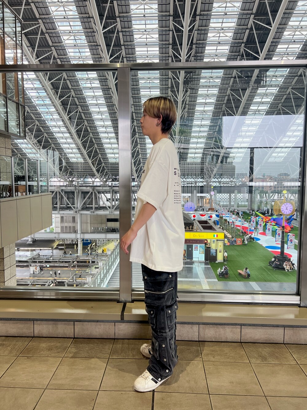 ホワイト系のTシャツ/カットソーを着用したメンズの夏コーディネートの2枚目の写真