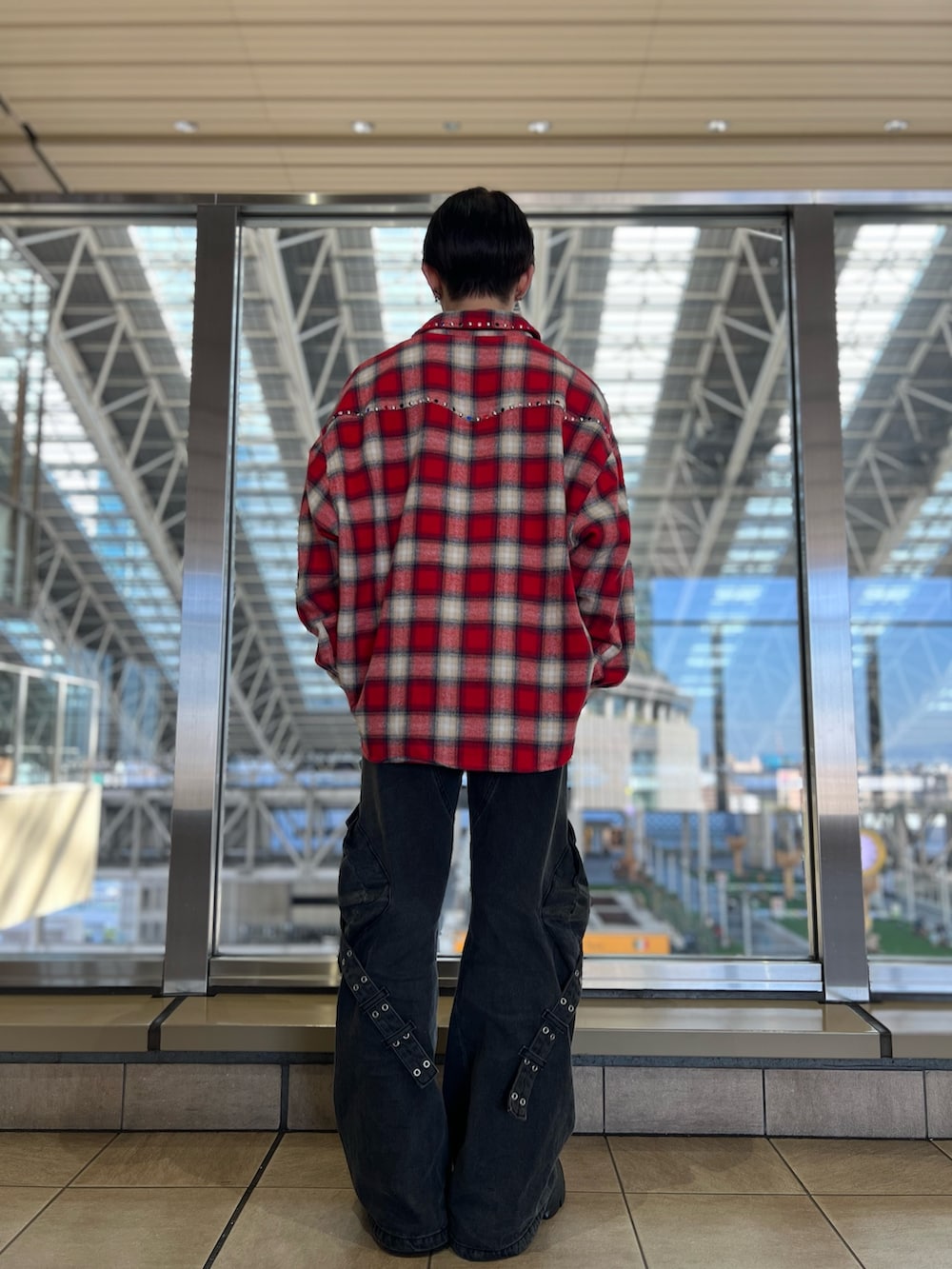 レッド系のシャツ/ブラウス、グレー系のカーゴパンツを着用したメンズの秋コーディネートの3枚目の写真