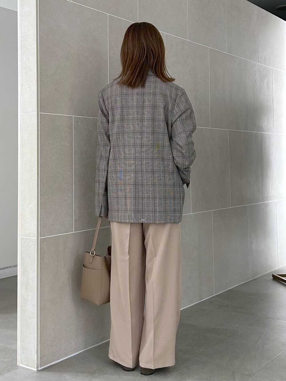 ブラウン系のパンプス、ベージュ系のショルダーバッグ、ベージュ系のその他パンツを着用したレディースの秋コーディネートの4枚目の写真