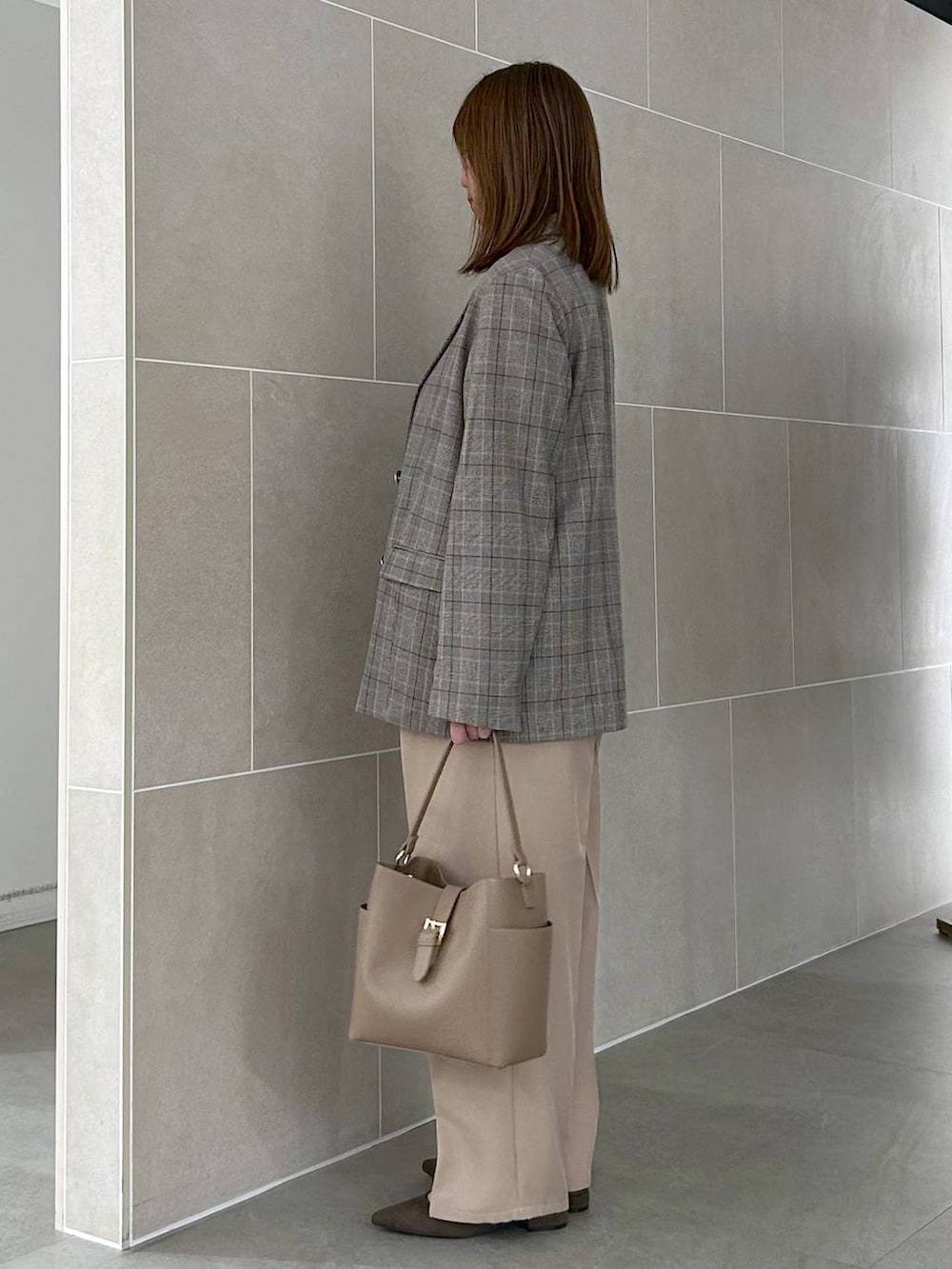 ブラウン系のパンプス、ベージュ系のショルダーバッグ、ベージュ系のその他パンツを着用したレディースの秋コーディネートの3枚目の写真