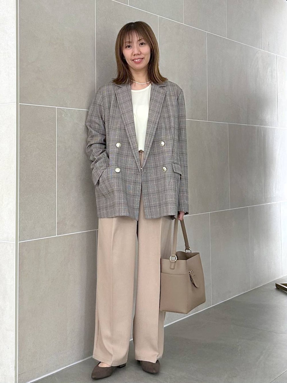 ブラウン系のパンプス、ベージュ系のショルダーバッグ、ベージュ系のその他パンツを着用したレディースの秋コーディネートの2枚目の写真