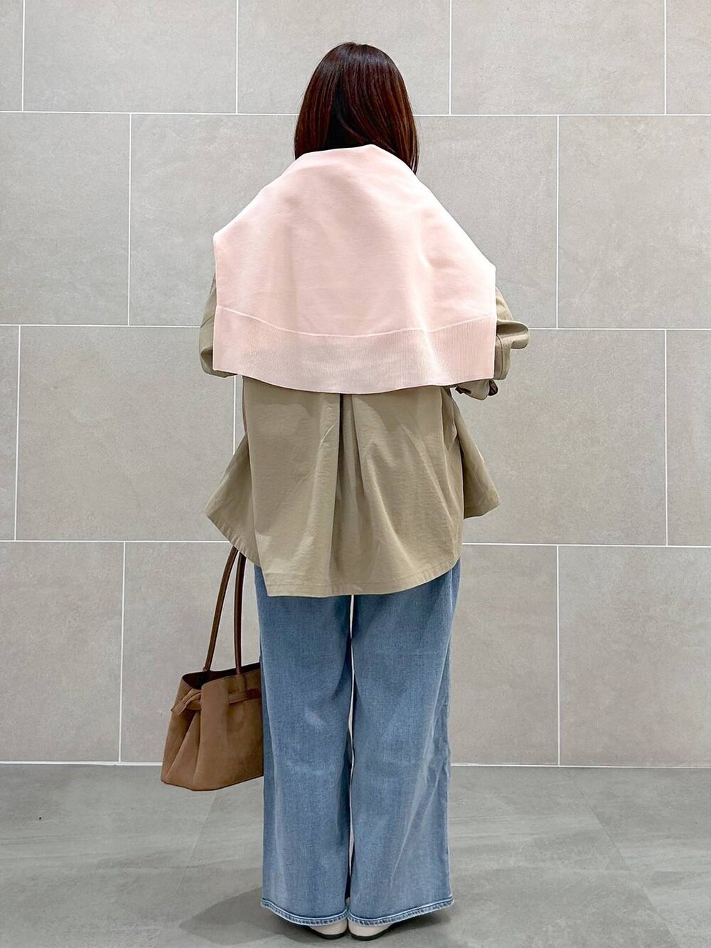 ホワイト系のパンプス、ブルー系のデニムパンツ、イエロー系のハンドバッグを着用したレディースの春コーディネートの4枚目の写真