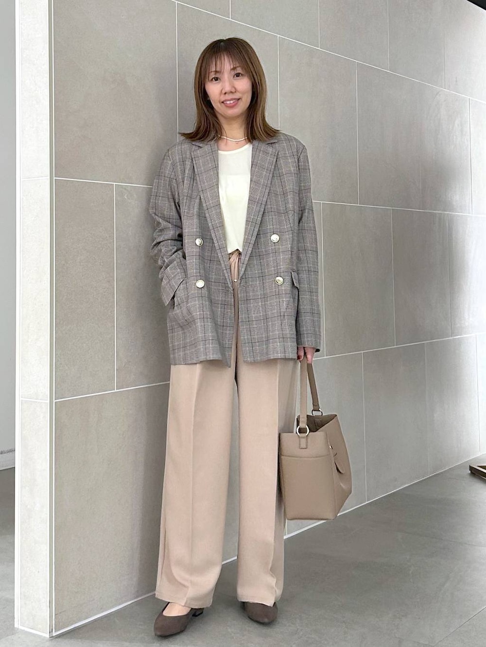 ブラウン系のパンプス、ベージュ系のショルダーバッグ、ベージュ系のその他パンツを着用したレディースの秋コーディネートの5枚目の写真