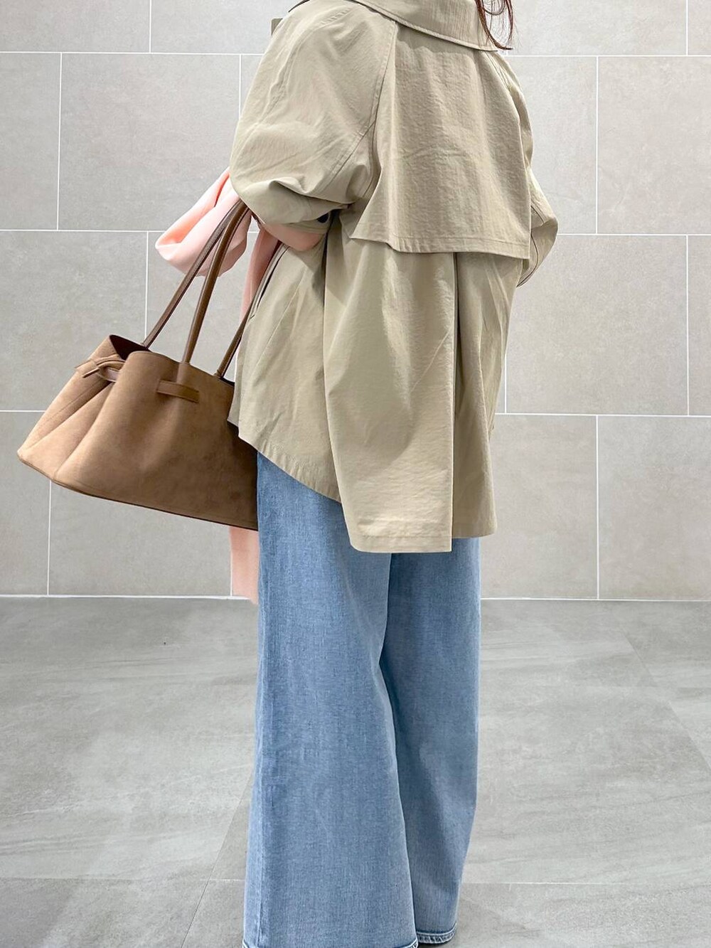 ホワイト系のパンプス、ブルー系のデニムパンツ、イエロー系のハンドバッグを着用したレディースの春コーディネートの6枚目の写真