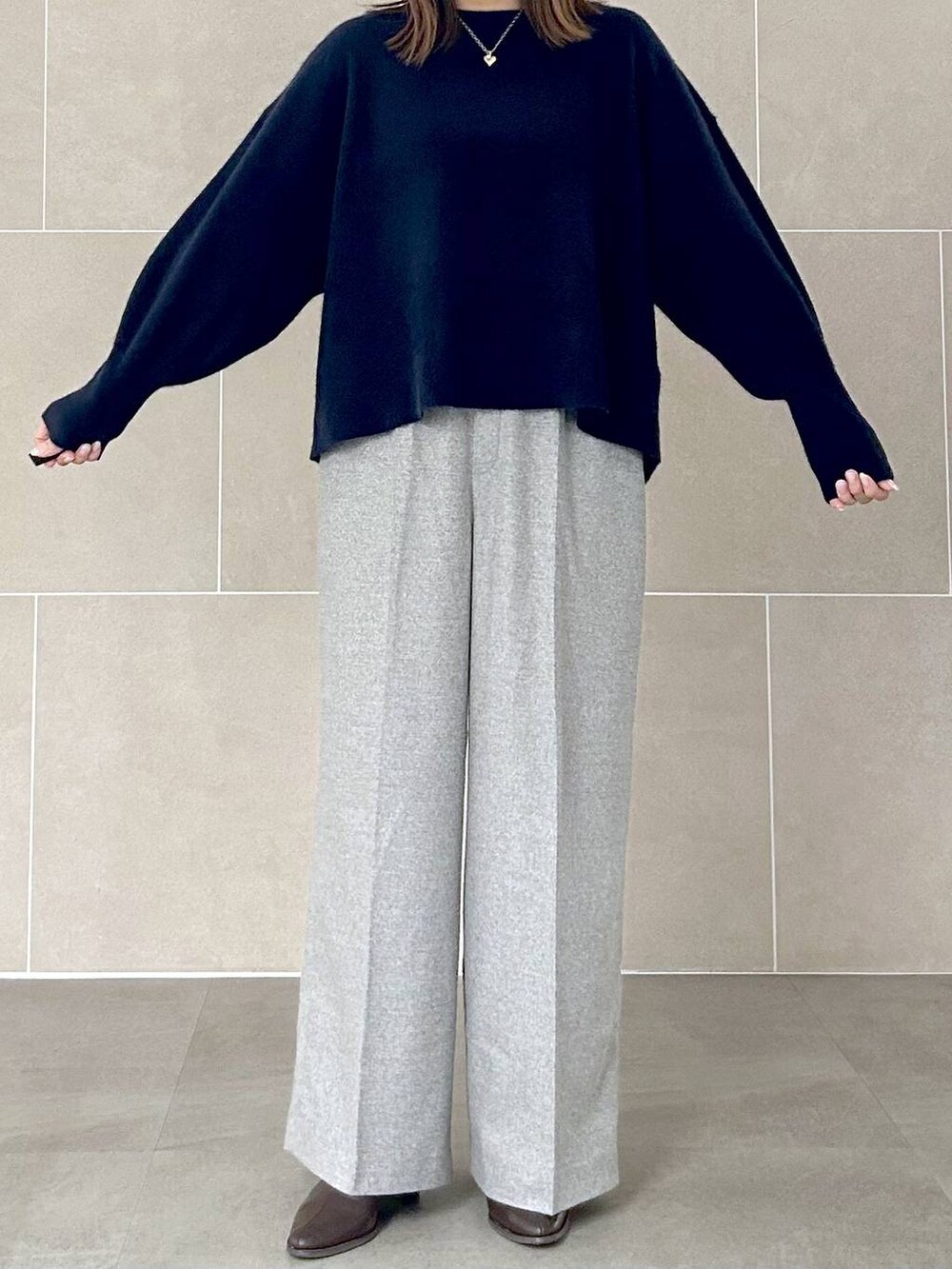 ブルー系のニット/セーター、グレー系のその他パンツ、ブラック系のストール/ショールを着用したレディースの秋コーディネートの7枚目の写真