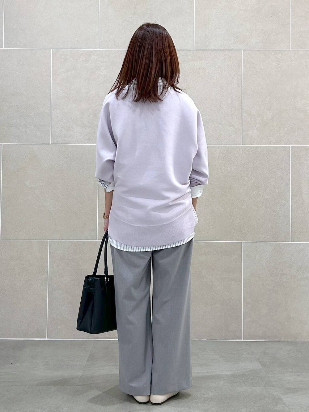 ホワイト系のパンプス、ブラック系のハンドバッグ、ホワイト系のシャツ/ブラウスを着用したレディースの春コーディネートの4枚目の写真