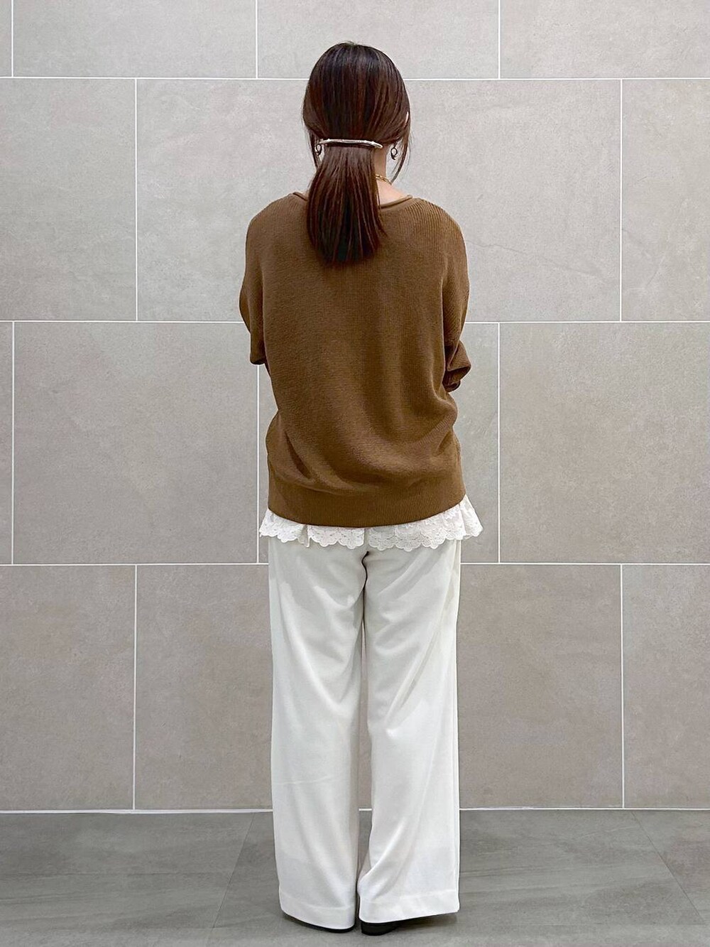 ホワイト系のその他パンツ、イエロー系のニット/セーター、ホワイト系のタンクトップを着用したレディースの春コーディネートの4枚目の写真