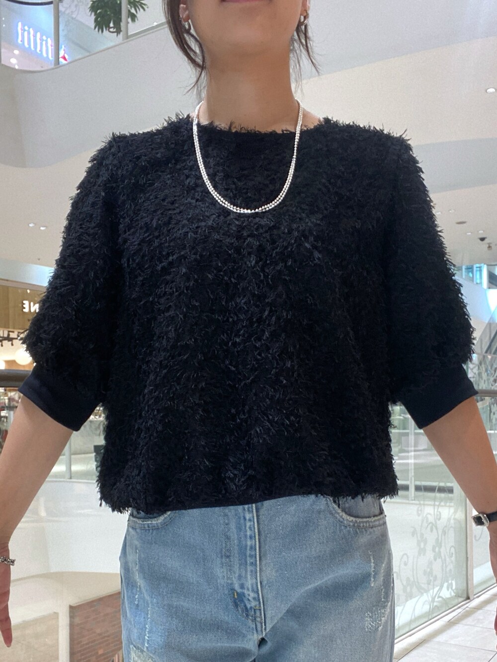 「デニム、ブラウス、夏コーデ、夏ファッション、夏服、夏、おしゃれさんと繋がりたい、レディースファッション、大人女子、カジュアル、カジュアルコーデ、大人カジュアル、パンツスタイル、アクセサリー、大人コーデ」｜「RIVE DROITEの【着映え】リブ付きフリンジブラウス（シャツ/ブラウス、ブラック系）」を使った、kotoko0712さん（骨格ストレート・レディース・162cm）の夏コーディネートの4枚目の写真